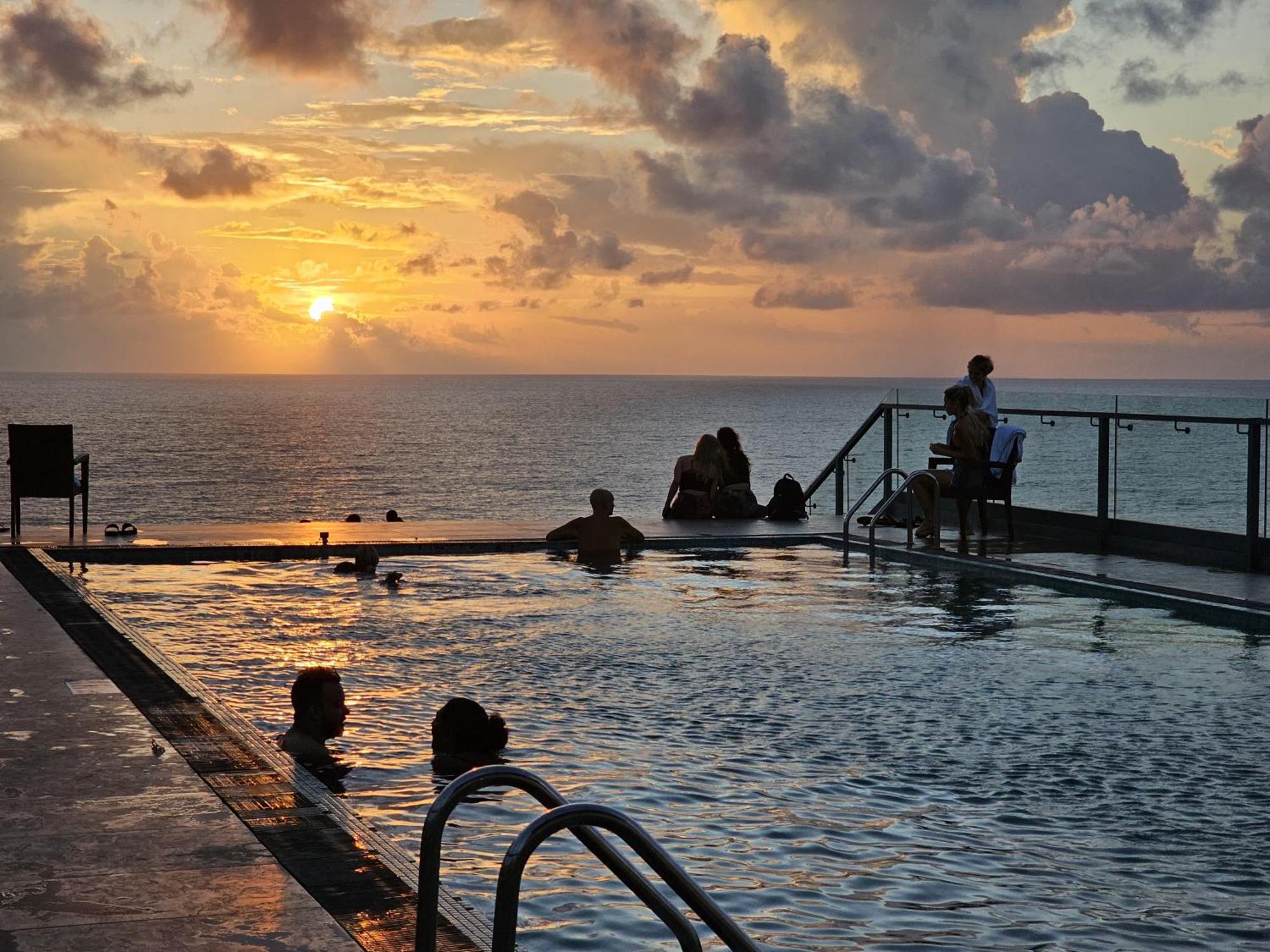 Ocean Breeze Sea View Luxury Apartments Negombo Ngoại thất bức ảnh